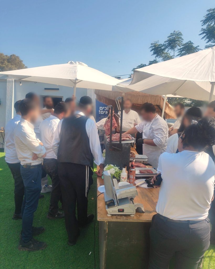 עובדים בסדנת הבשר בגינה