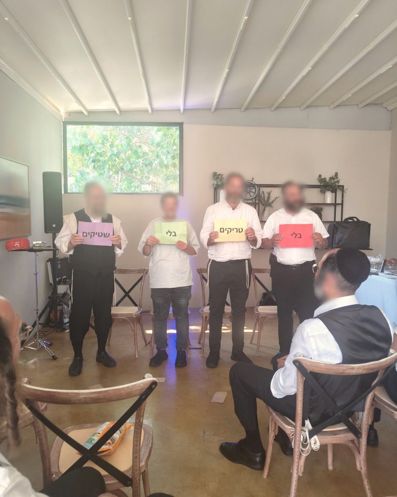 עובדים משתתפים במופע על הבמה