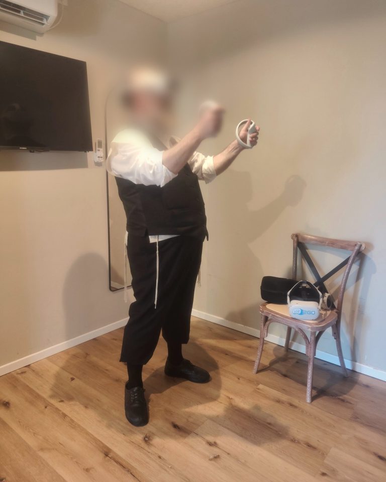 עובד מתנסה במציאות מדומה ביום הגיבוש